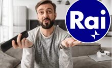 Uomo con telecomando, logo Rai