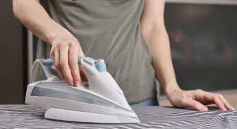 Stirare non è mai stato così facile e veloce: con questo trucco elimino le pieghe in una sola volta